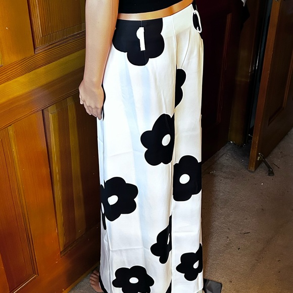 Black and White Floral Print Maxi Skirt - Picture 10 of 14
